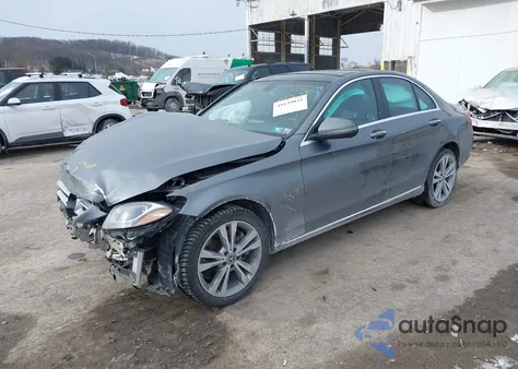 2018 Mercedes-Benz C 300 4Matic z USA, uszkodzony, nr VIN 55SWF4KB6JU275369